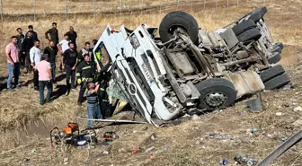 Gaziantep'te Tır Şarampole Devrildi: Sürücü Hayatını Kaybetti