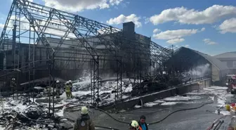 Gaziosmanpaşa'da Fabrika Yangını Kontrol Altında