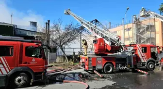 Gaziosmanpaşa'da Halı Saha Yangını İş Hanasına Sıçradı