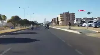 Kask Takmayan Motosiklet Sürücülerinin Tehlikeli Sohbet Anları