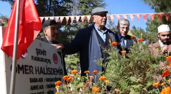 15 Temmuz Derneği üyelerinden şehit Ömer Halisdemir'in kabrine ziyaret