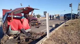 Adana'da Kaza: Otomobil Ortadan İkiye Bölündü, 4 Yaralı