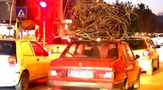 Demir Yığınıyla Trafikte Seyreden Sürücü Şaşkınlık Yarattı