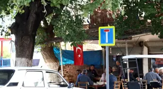 Adana'da esnaftan terörü Türk Bayraklı tepki