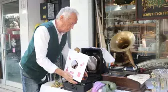 Alsancak'taki Antikacı Bülent Hitay, 50 Yıldır Tarihe Işık Tutuyor