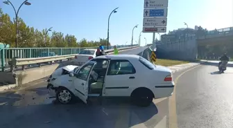 Manisa'da Refüje Çarpan Araç Sürücüsü Yaralandı