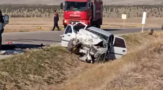 Afyonkarahisar'da Servis Aracı ile Otomobil Çarpıştı: 5 Yaralı