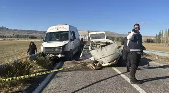 Sivas'ta Yolcu Minibüsüyle Otomobil Çarpıştı: 1 Ölü, 3 Yaralı