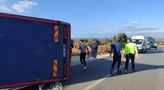 Çanakkale'de Lastik Patlaması Sonucu Kamyon Devrildi: 2 Yaralı