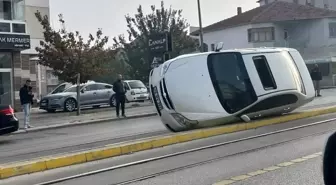 Eskişehir'de Tramvay Yolu Üzerinde Devrilen Otomobil Seferleri Aksattı