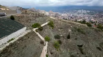 Yol Olmadığı İçin Kabir Ziyaretini Dürbünle Yapıyor