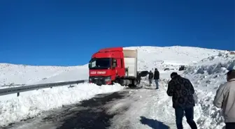 Artvin'de Kar Yağışı Ulaşımı Olumsuz Etkiliyor