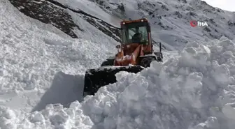 Ovit Dağı'nda Ekipler Yaylacılar İçin Karlı Geçidi Açmaya Çalışıyor