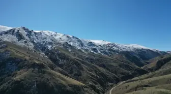 Eleşkirt'te Mevsimlerin Dansı: Bir Yanı Kar, Diğer Yanı Sonbahar