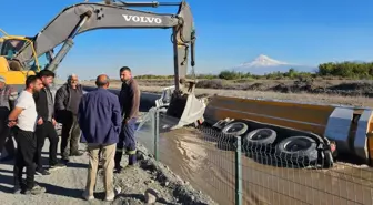 Iğdır'da Hafriyat Kamyonu Su Kanalına Devrildi