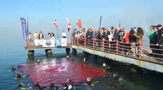 Kocaeli'de dalgıçlar, Cumhuriyet Bayramı'nı denizde bayrak açarak kutladı