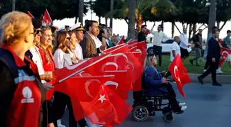 Mersin'de 101 metre Türk bayrağıyla Cumhuriyet yürüyüşü düzenlendi