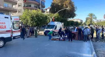 Antalya'da Otomobil ve Akülü Motosiklet Çarpıştı: 2 Yaralı