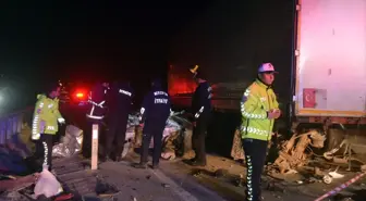 Amasya'da Lastiği Patlayan Tıra Çarpan Otomobilin Sürücüsü Hayatını Kaybetti