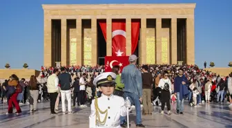 3 Yaşındaki Barskan, Anıtkabir'de Asker Taklidiyle Büyüledi