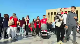 Anıtkabir'e Binlerce Kişi Akın Etti