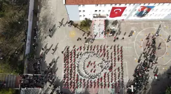 Bandırma'da Öğrencilerden 'Ay Yıldız' Koreografisiyle Cumhuriyet Coşkusu