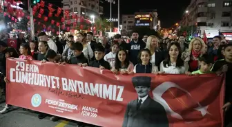 CHP Genel Başkanı Özel, Manisa'da fener alayında yürüdü, konser dinledi