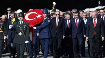 Cumhurbaşkanı Erdoğan başkanlığındaki devlet erkanı Anıtkabir'i ziyaret etti