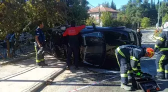 Denizli'de Kaza: Otomobil Refüje Çarpıp Yan Yattı, 2 Yaralı