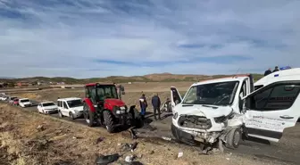 Gaziantep'te Traktörle Kamyonet Çarpıştı: 3 Yaralı