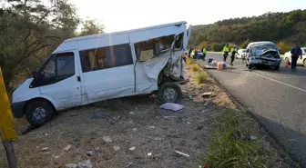 Balıkesir'de Zeytin İşçilerini Taşıyan Minibüse Trafik Kazası: 15 Yaralı