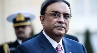 Pakistan Cumhurbaşkanı Zardari, Uçaktan İnerken Bacağını Kırdı