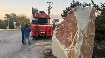 Erdek'te TIR'ın Dorsesindeki Mermer Blok Yola Düştü