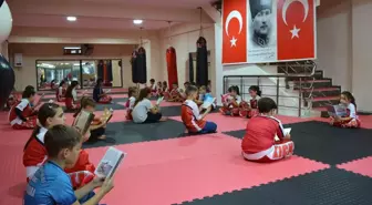 Çocuklar Kick Boks Öncesi Kitap Okuyor