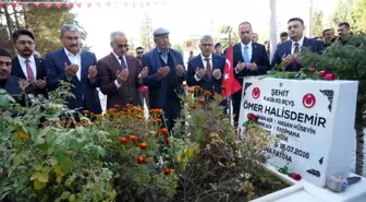 Bakan Uraloğlu, şehit Ömer Halisdemir'in kabrini ziyaret etti