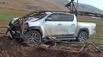 Hatay'da Pikap Elektrik Direğine Çarptı, Sürücü Yaralandı