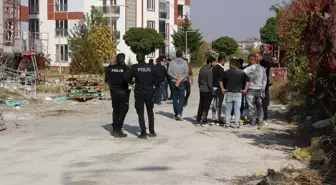 Apartmanın yangın merdivenine bırakılan çantadan el bombası ve mermiler çıktı