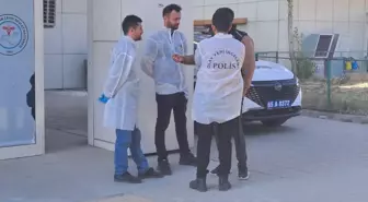 Sağlık kontrolü için getirilen şüpheli, hastane önünde silahlı saldırıya uğradı; 1 ölü, 3 yaralı