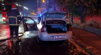 Şanlıurfa'da Seyir Halindeki Otomobil Alev Alev Yandı