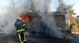 Denizli'de Seyir Halindeki Minibüs Alev Alev Yandı