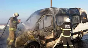 Hatay'da Seyir Halindeki Minibüs Alev Alev Yandı