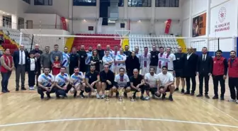 Cumhuriyet Voleybol Turnuvası'nın Şampiyonu İlçe Emniyet Müdürlüğü