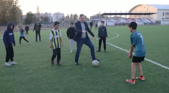 Kaymakam Koşansu, Çocuklarla Futbol Oynadı