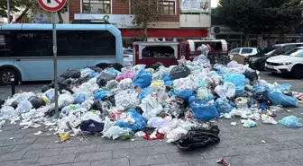 Kartal'da işçiler greve gidince çöpler sokaklarda kaldı