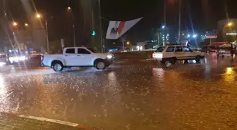 Kadirli'de Şiddetli Yağmur ve Dolu Sebebiyle Hayat Durma Noktasına Geldi