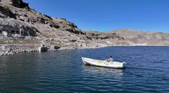 Su Altında Kalan Mahallede Balıkçılıkla Geçim Sağlıyor