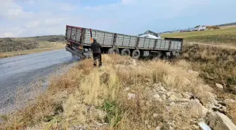 Bitlis'te Tır Yoldan Çıktı, Sürücü Kurtuldu