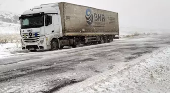 Ardahan-Şavşat Kara Yolunda Buzlanma Nedeniyle Tır Geçişleri Yasaklandı