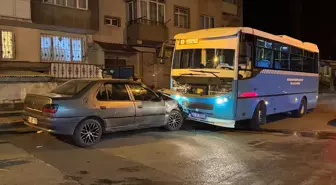 Erzurum'da Otobüse Çarpan Otomobil Sürücüsü Yaralandı