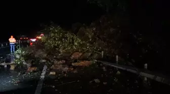 Rize'de Heyelan Nedeniyle Karadeniz Sahil Yolu Kapandı